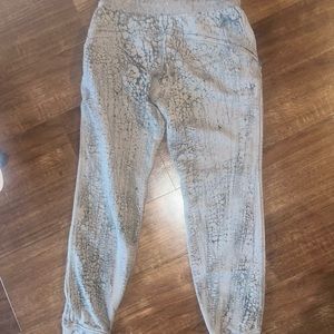 Lululemon Warm Down Joggers Women’s size 6 EXCELLENT CONDITION SIZE TAG ATTACHED